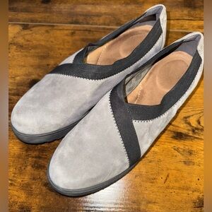 Clarks Artisan women’s Low Heel Suede Gray Pumps 8.5 loafers slip on comfortable